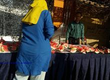حاشیه‌نگاری ورود رسمی زنان به ورزشگاه بعد از 40 سال به صرف هندوان+ عکس
