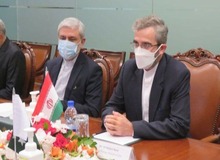 وارونه گذاشتن پرچم ایران روی میز مذاکره معاون سیاسی وزارت خارجه و همتای پاکستانی!+عکس 