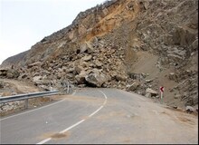 فیلم /  لحظه وحشتناک ریزش کوه در جاده واز چمستان