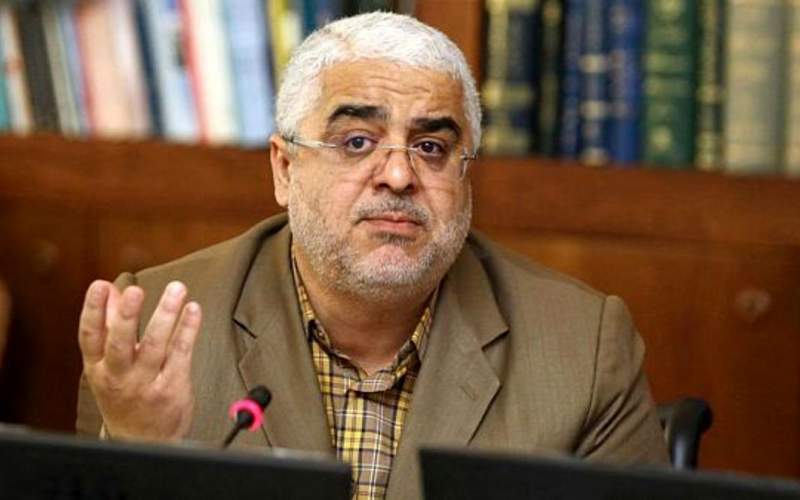 فعال سیاسی: حرف های رییسی خلاف آمار رسمی بانک مرکزی و مرکز آمار است/ آدم های عاقل و باسواد کنار آقای رئیسی نیستند
