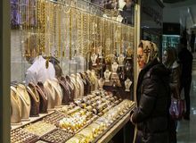 اجاره سرویس طلا توسط «نوعرسوان»/ یک طلافروش: در ازای اجاره طلا «سفته» می گیریم
