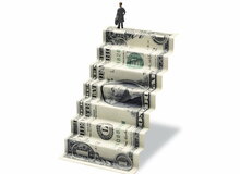دلار جهانی اوج گرفت/قیمت در تهران ۳۹۷۰ تومان