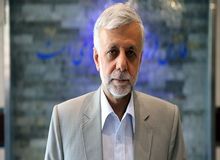 فعال سیاسی اصلاح طلب: تا کی قرار است امثال عبدی و حجاریان و بهزاد نبوی برای اصلاحات نسخه بپیچند؟/ مگر یک جریان سیاسی را می توان با « پیپ کشیدن» اداره کرد؟/ موسوی خوئینی‌ها مهره سوخته است