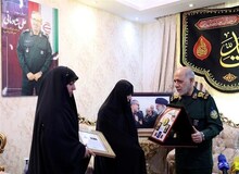 اعطای درجه سپهبدی به خانواده شهید علی شادمانی توسط سرلشکر عبداللهی