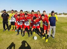 یک فوتبالیست در آبادان وسط بازی گرمازده شد و به کما رفت
