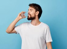 حتی اگر تشنه نیستید، این ۶ علامت می‌گوید بدن‌تان آب می‌خواهد!