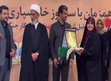 جنبش تقدیر‌های سفارشی از مجری صداوسیما ادامه دارد؛ این‌بار کمربند افتخاری به خانم مجری رسید!