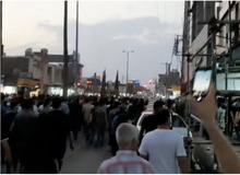 گزارشی میدانی از اعتراضات مردم خوزستان در گفتگو با یک جوان دهه هفتادی شهر ایذه/ اینجا عصرها «حکومت نظامی» می شود/ زخمی ها از ترس بازداشت به بیمارستان نمی روند/ ما جدایی طلب نیستیم و روی خاکمان غیرت داریم/ هیچ اسلحه‌ای در دست معترضان نبود