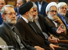 کنایه «علی مطهری» به ابراهیم رئیسی/  «دست بوسی» شائبه تملق و چاپلوسی دارد/ این شرط دست بوسی را از کجا آوردی؟! 