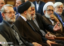 کنایه «علی مطهری» به ابراهیم رئیسی/  «دست بوسی» شائبه تملق و چاپلوسی دارد/ این شرط دست بوسی را از کجا آوردی؟! 