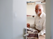 احمد توکلی: نمایندگان خویشاوندانشان را جهت استخدام به خودروسازها معرفی می کنند و خارج از نوبت خودرو دریافت می کنند و امتیاز می گیرند