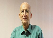 نوباوه: پلیس به زنی که عریان بود تذکر می‌دهد و طرف، چایی خود را به صورت پلیس می‌پاشد+فیلم 