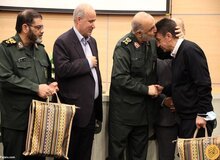 اهدای پیراهن تیم ملی به فرمانده سپاه + عکس