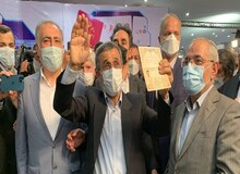 همیشه کاندیدای عاشق دوربین ثبت نام کرد/ احمدی نژاد خطاب به خبرنگاران: شناسنامه اصل اصل است