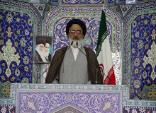 امام جمعه قم: فشار اقتصادی توطئه‌ی دشمن است