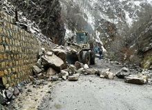 ۳ مصدوم بر اثر ریزش سنگ در محور کندوان