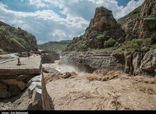  بخشی از دیوار ساحلی شهر پلدختر در لرستان فروریخت