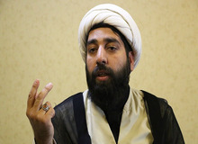 طلبه زخمی شده در حوادث اخیر : دستم فدای چادر زنان و یک تار موی رهبرم/ برخی می‌خواستند نظام را به زمین بزنند