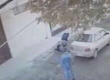 فیلم / خفت‌گیری و سرقت از زن جوان در  کرمانشاه در مقابل چشمان مردم 