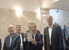 احمدی نژاد، کاندیداتوری اش در انتخابات را با کنایه به دیگر نامزدها شروع کرد؛ "این شناسنامه ساخت ایران است"+فیلم 
