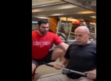 بدن سازی جمشید هاشم پور ستاره قدیمی سینما در ۷۸ سالگی+فیلم 
