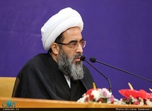 آیت الله فاضل لنکرانی: حضور زنان در ورزشگاه به صلاح آنان نیست

