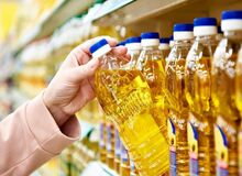 کمبود روغن در بازار جبران می‌شود / ۸۰ هزار تن روغن خام در راه کارخانجات