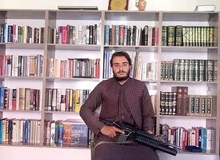 عکس یادگاری عضو طالبان با  اسلحه در کتابخانه امرالله صالح در پنجشیر