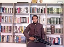 عکس یادگاری عضو طالبان با  اسلحه در کتابخانه امرالله صالح در پنجشیر