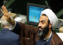 یک نماینده طومار مبارزه با بدحجابی را در مجلس نصب کرد +عکس