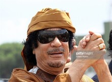 همه حرف و حدیثهای عجیب در مورد قذافی/ از  رها کردن باد معده در ملا عام تا ادعا در مورد رابطه جنسی با پسران و پوشیدن لباسهای زنانه