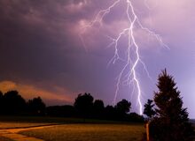 در اثر برخورد صاعقه یک مرد در ساوه جان خود را از دست داد
