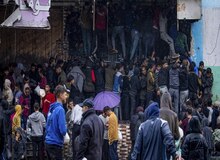 قحطی نان در غزه؛ هجوم زنان و کودکان گرسنه به نانوایی‌ها+فیلم