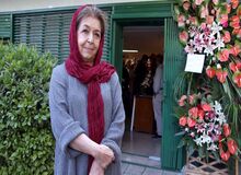 لیلی گلستان: انگار گالری گلستان با وضع اقتصادی خراب مسابقه می‌گذارد و برنده هم می‌شود/ سال ۹۸ که وضع اقتصادی رو به خراب شدن رفت، بیشترین فروش را در طی این همه سال داشتیم
