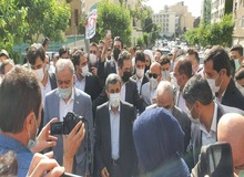 ورود احمدی‌نژاد به ستاد انتخابات وزارت کشور به همراه طرفدارانش و با شعار " اصلاح طلب اصولگرا دیگه تموم ماجرا"+فیلم 