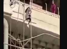 لحظه فرار شجاعانه دختر جوان آبادانی از طبقات بالای ساختمان متروپل /FIL